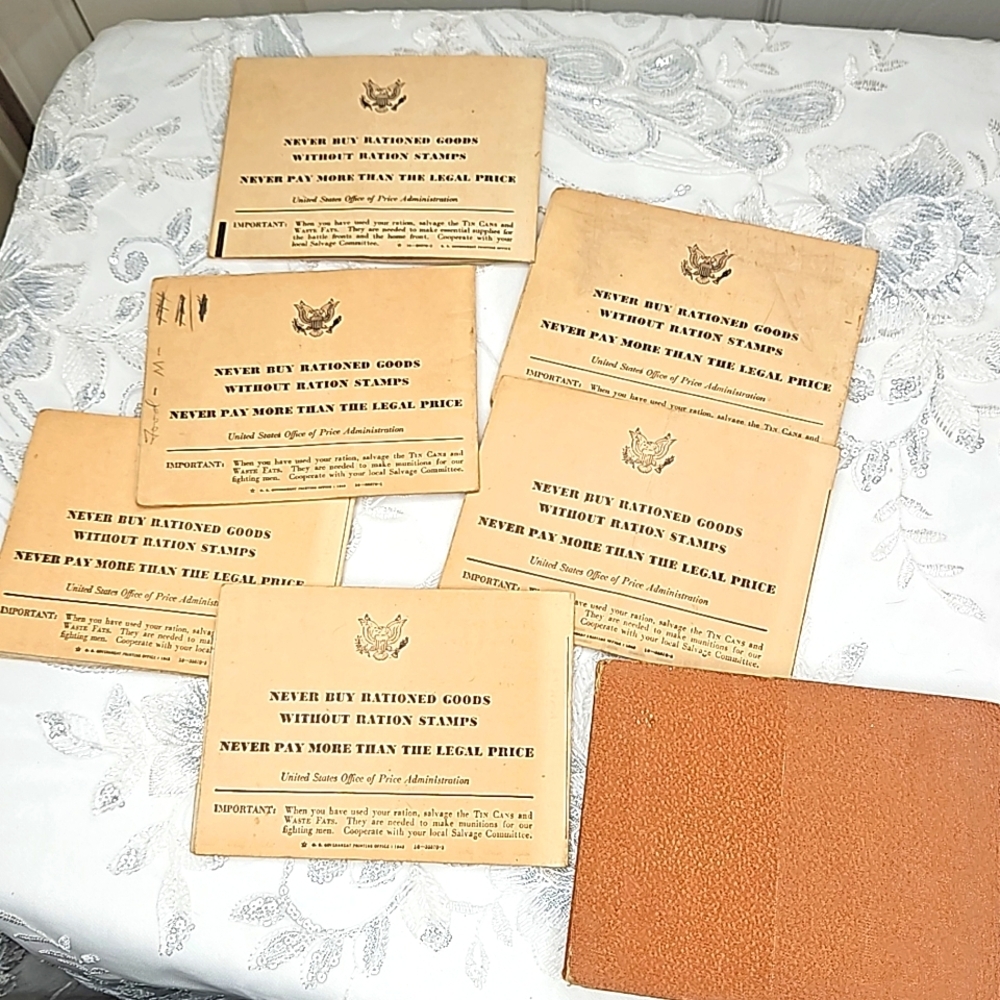 Vintage WWII ration books with ration coupons - Picture 9 of 10